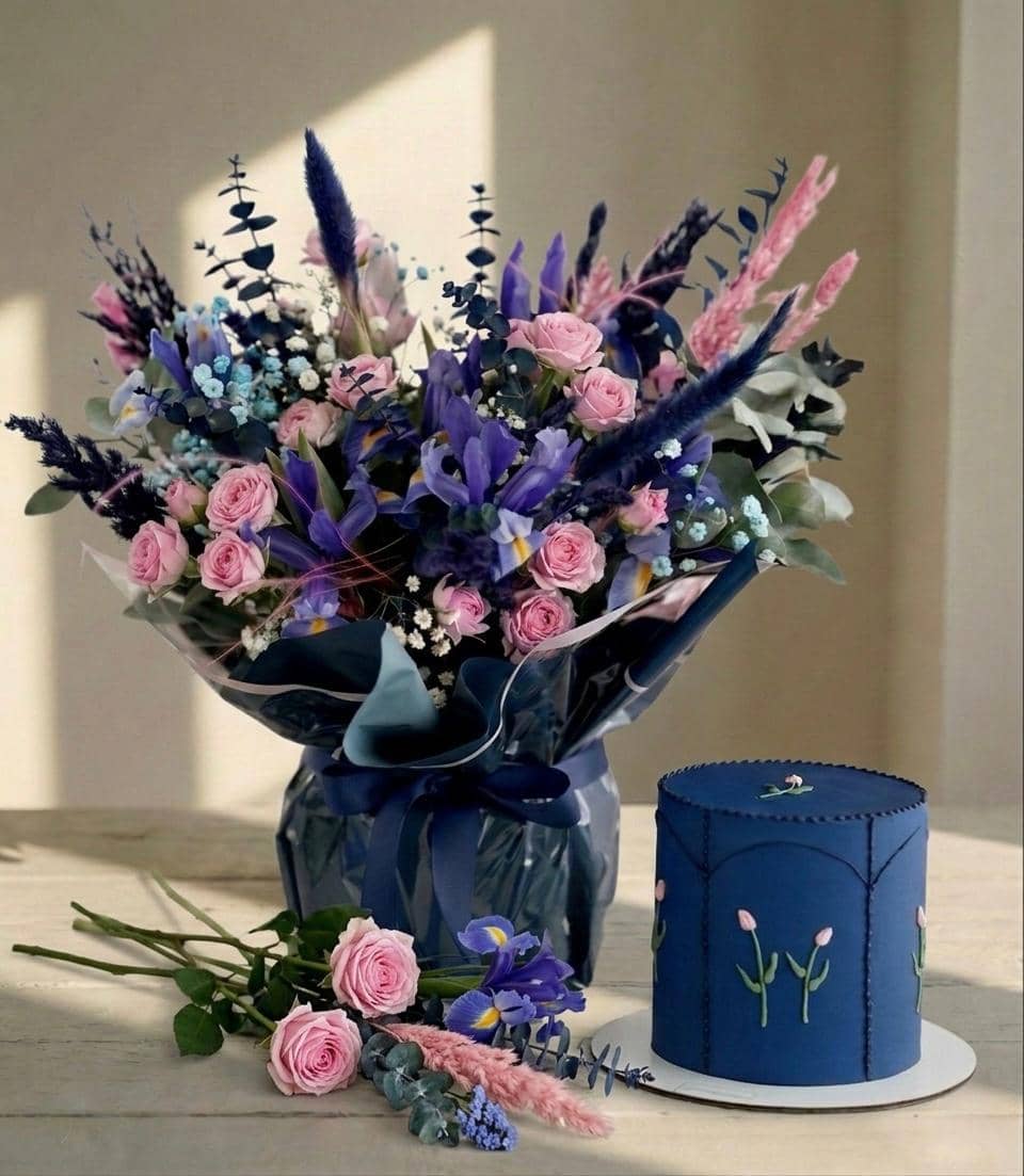 Midnight Serenade Bouquet & Cake photo 2