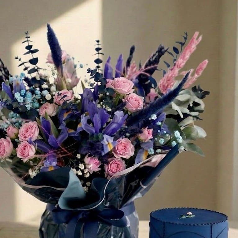 Midnight Serenade Bouquet & Cake photo 3