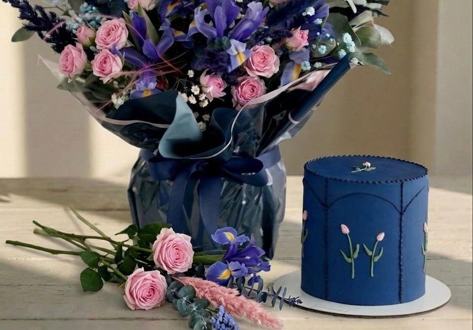 Midnight Serenade Bouquet & Cake photo 4